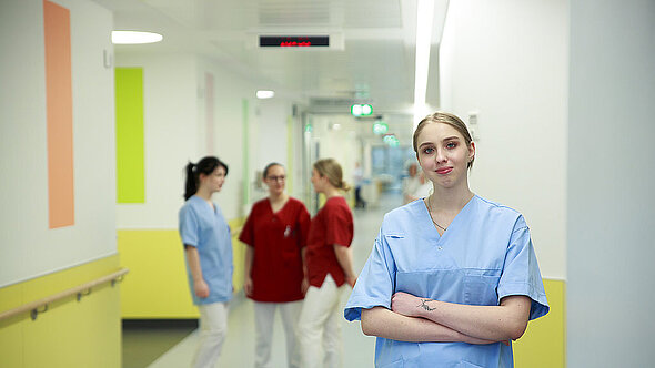 Auszubildende zur MFA auf dem Stationsflur Auszubildende zur MFA auf dem Stationsflur