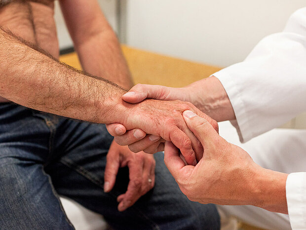 Arzt hält die Hand eines Patienten Arzt hält die Hand eines Patienten