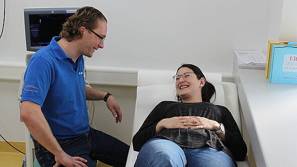 Arzt und Patientin in der Frauenarztpraxis Arzt und Patientin in der Frauenarztpraxis