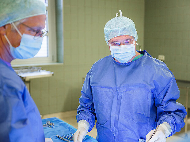 Chefarzt Valery Kravtsunov im OP-Saal Chefarzt Valery Kravtsunov im OP-Saal