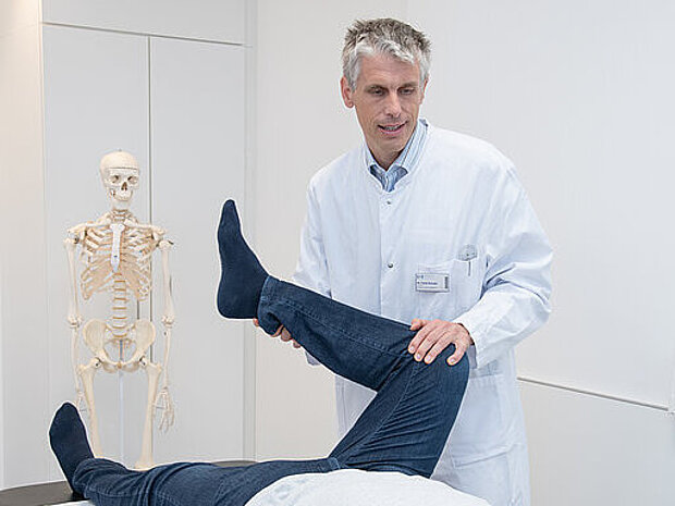 Chefarzt Dr. Schuler mit Patient Chefarzt Dr. Schuler mit Patient