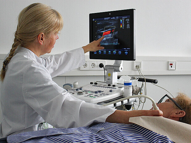 Ärztin mit Patientin auf der Liege Ärztin mit Patientin auf der Liege