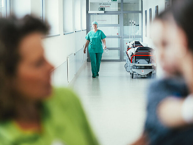 Personen im Flur des ZAO Personen im Flur des ZAO