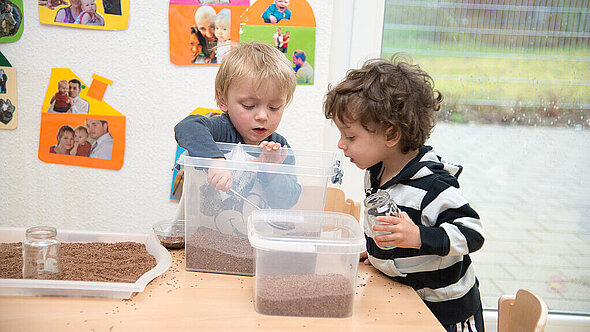 Zwei Kinder beim Spielen in der Kita Zwei Kinder beim Spielen in der Kita