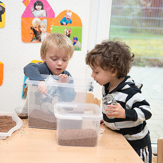 Zwei Kinder beim Spielen in der Kita Zwei Kinder beim Spielen in der Kita