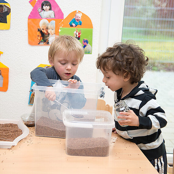 Zwei Kinder beim Spielen Zwei Kinder beim Spielen