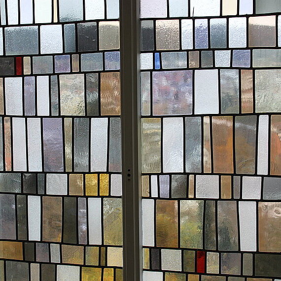 Erhaltene Fenster des Bezirkskrankenhauses Erhaltene Fenster des Bezirkskrankenhauses