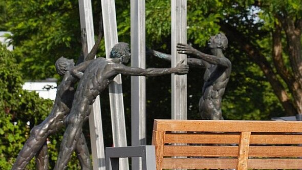 Figuren am Eingang des Gesundheitszentrums Spaichingen Figuren am Eingang des Gesundheitszentrums Spaichingen