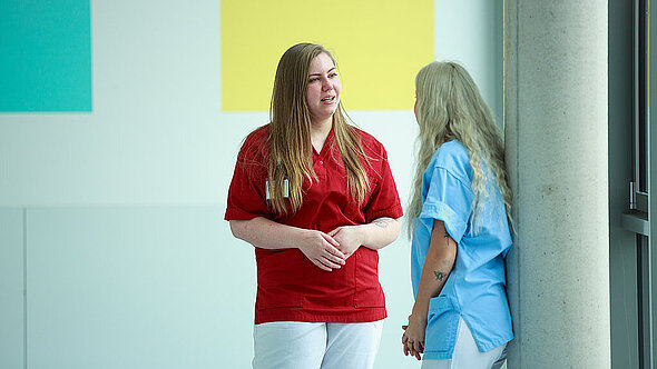 Auszubildende zur Gesundheits- und Krankenpflegehelferin im Gespräch Auszubildende zur Gesundheits- und Krankenpflegehelferin im Gespräch
