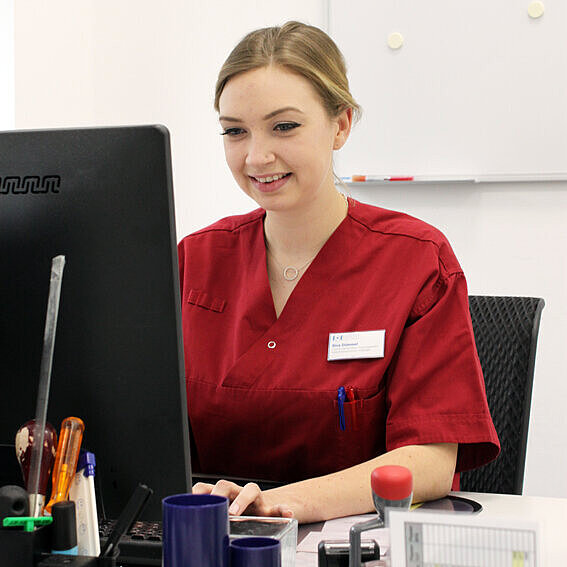 Auszubildende am Computer Auszubildende am Computer