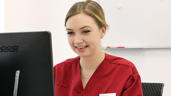 Auszubildende am Computer Auszubildende am Computer