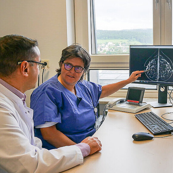 Gabriele Stalzer und Dr. Abdulnaser Shtian bei der Besprechung eines Befunds Gabriele Stalzer und Dr. Abdulnaser Shtian bei der Besprechung eines Befunds