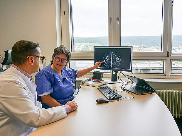 Gabriele Stalzer bespricht mit Dr. Abdulnaser Shtian ein Röntgenbild