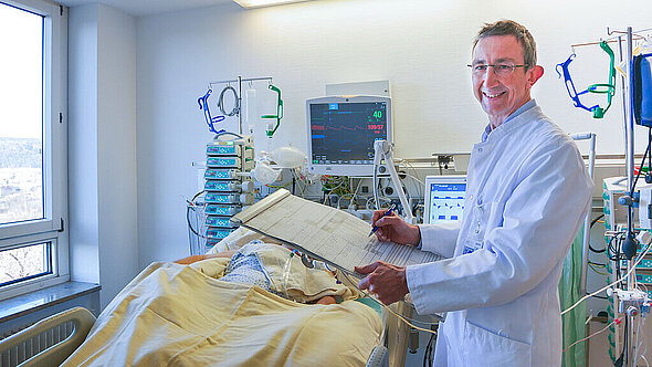 Chefarzt Dr. Rebenschütz bei einem Patienten auf der Intensivstation Chefarzt Dr. Rebenschütz bei einem Patienten auf der Intensivstation