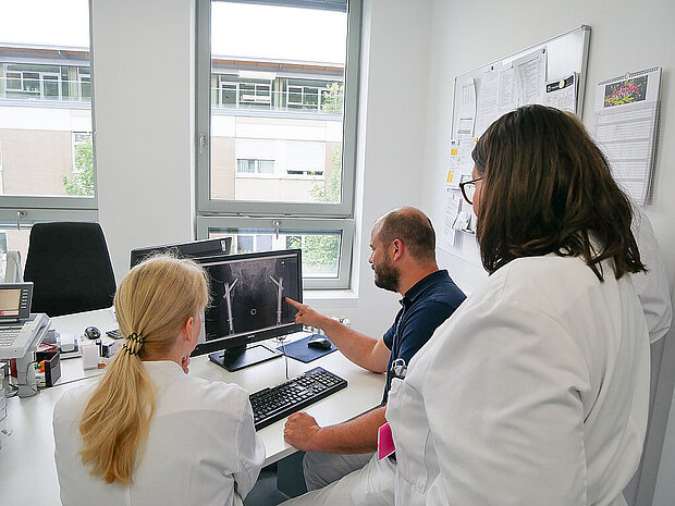 Ärzte schauen ein Röntgenbild an Ärzte schauen ein Röntgenbild an