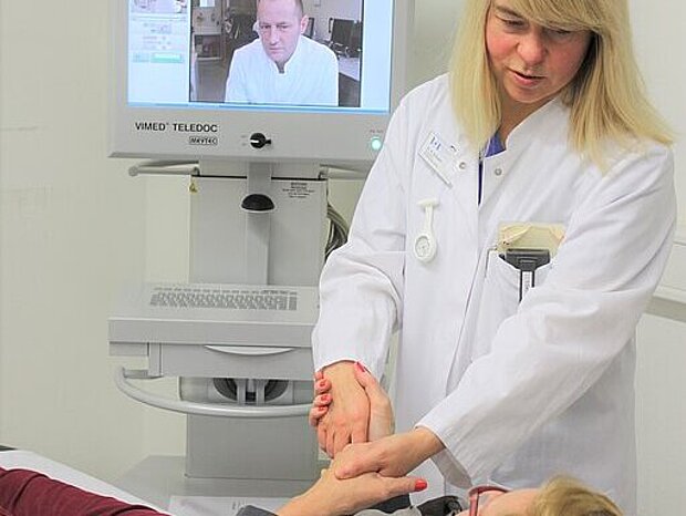 Ärztin mit Telemedizin bei einer Patientin Ärztin mit Telemedizin bei einer Patientin