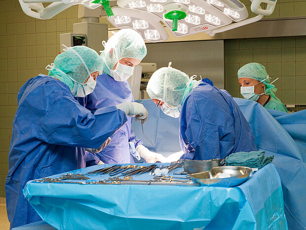 Ärztinnen und Ärzte bei einer Operation Ärztinnen und Ärzte bei einer Operation