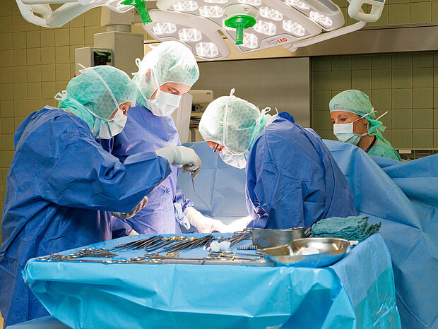 Ärztinnen und Ärzten bei einer Operation Ärztinnen und Ärzten bei einer Operation