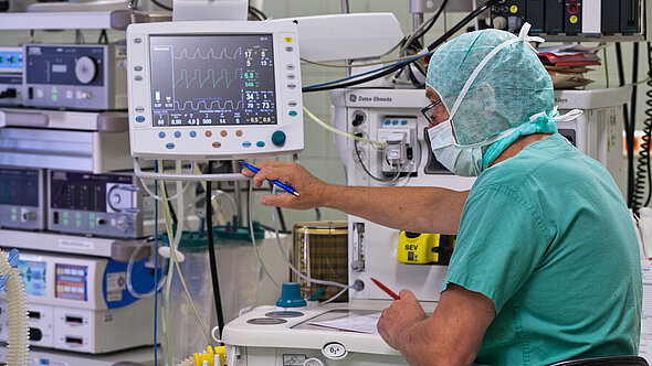 Intensivmediziner an einem Gerät Intensivmediziner an einem Gerät