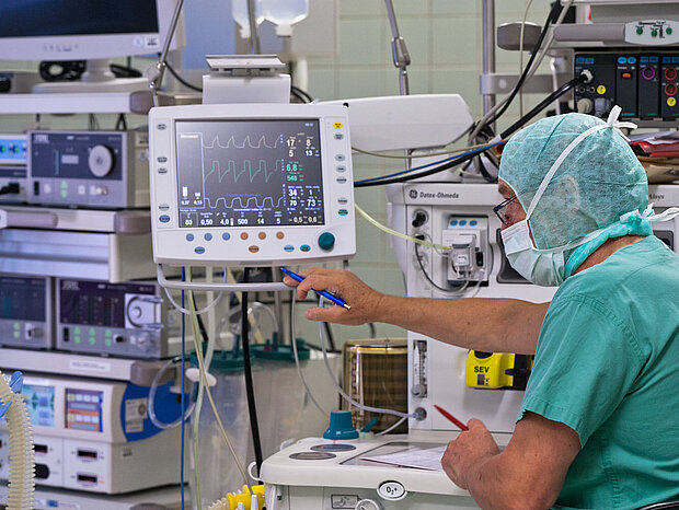 Anästhesist an Geräten Anästhesist an Geräten