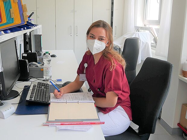 Bundesfreiwillige Lamija am Schreibtisch auf Station Bundesfreiwillige Lamija am Schreibtisch auf Station