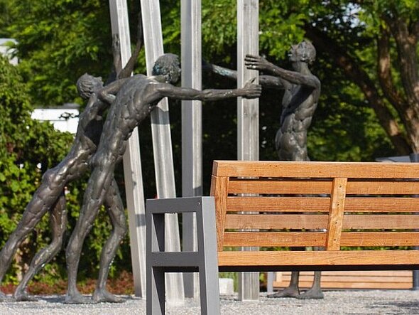 Figuren vor dem Eingang des Gesundheitszentrums Spaichingen Figuren vor dem Eingang des Gesundheitszentrums Spaichingen