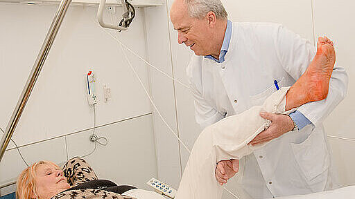 Dr. Hauger untersucht eine Patientin nach der OP Dr. Hauger untersucht eine Patientin nach der OP