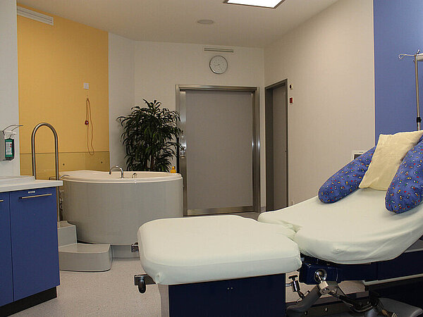 Kreißsaal mit Entbindungswanne Kreißsaal mit Entbindungswanne