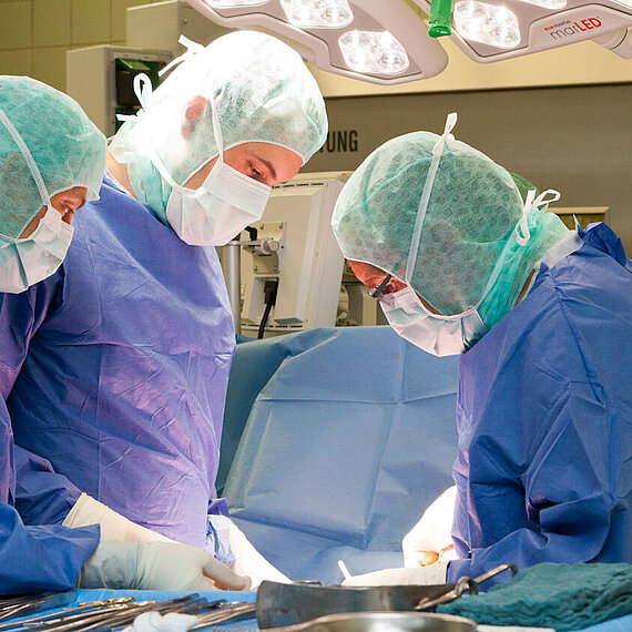 Ärzte bei einer Operation Ärzte bei einer Operation