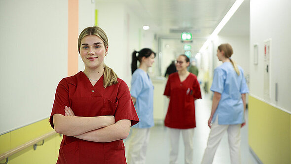 Auszubildende in der Pflege auf einem Stationsflur Auszubildende in der Pflege auf einem Stationsflur