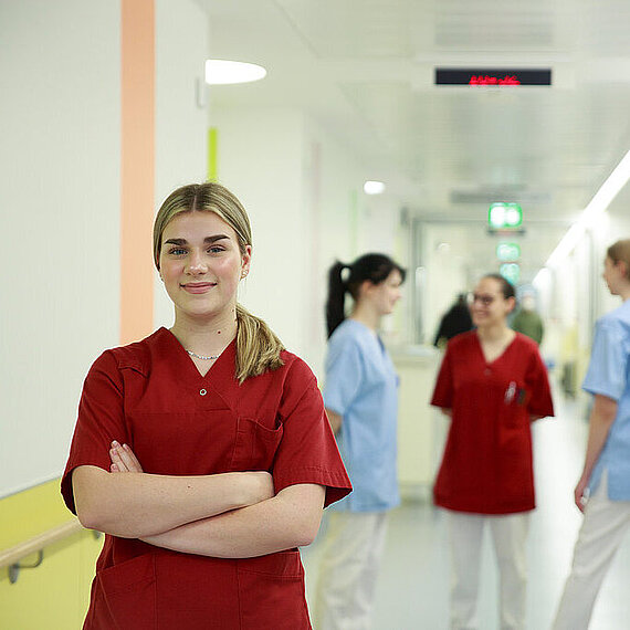Auszubildende in der Pflege auf dem Stationsflur Auszubildende in der Pflege auf dem Stationsflur