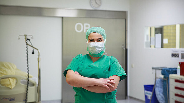 Auszubildende vor dem OP-Saal Auszubildende vor dem OP-Saal