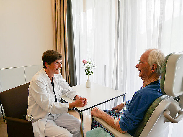 Frau Dr. Schumm im Gespräch mit einem Patienten Frau Dr. Schumm im Gespräch mit einem Patienten