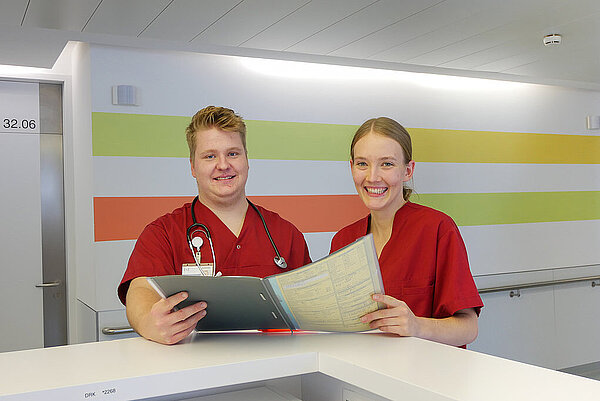 Die Ausbildungsbotschafter sehen sich einen Akte an