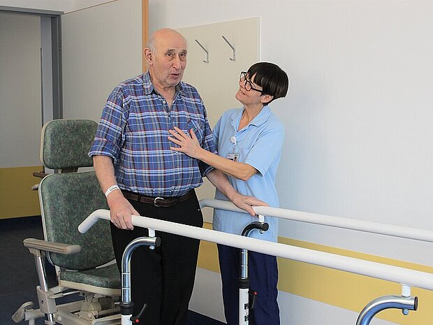 Älterer Patient bei der Physiotherapie Älterer Patient bei der Physiotherapie