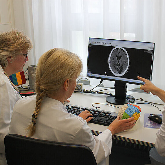 Ärzte beim Besprechen eines Schlaganfalls Ärzte beim Besprechen eines Schlaganfalls