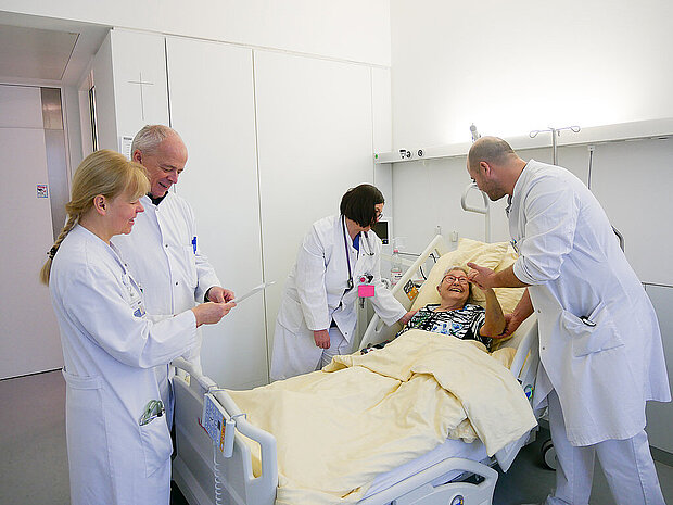 Ärzte bei der Visite bei einer Patientin Ärzte bei der Visite bei einer Patientin