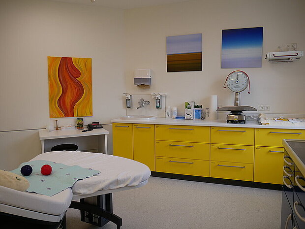 Kreißsaal mit gelben Schränken, Behandlungsliege und medizinischer Ausstattung im Klinikum Landkreis Tuttlingen
