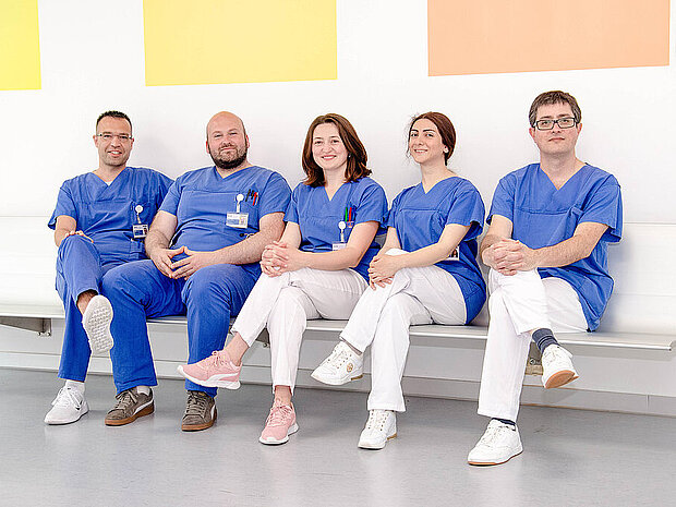 Ärztinnen und Ärzte in der Weiterbildung auf einer Bank Ärztinnen und Ärzte in der Weiterbildung auf einer Bank