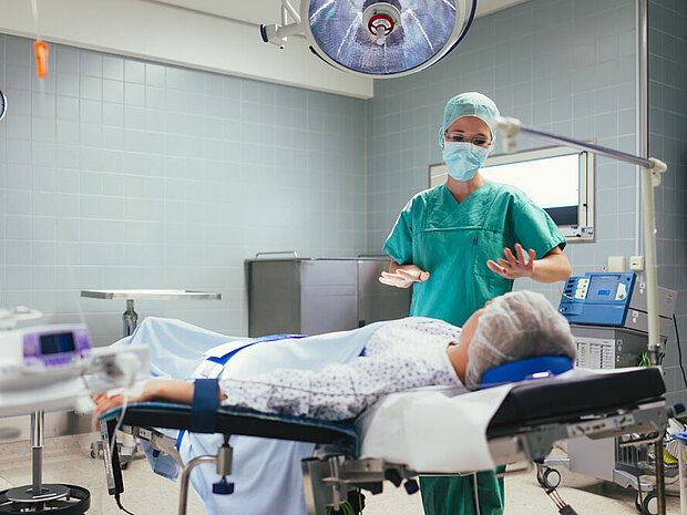 Pflegekraft und Patient im Gespräch vor einer Operation Pflegekraft und Patient im Gespräch vor einer Operation