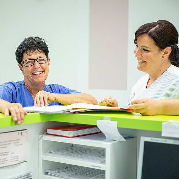 Zwei Mitarbeiterinnen am Stationstresen Zwei Mitarbeiterinnen am Stationstresen