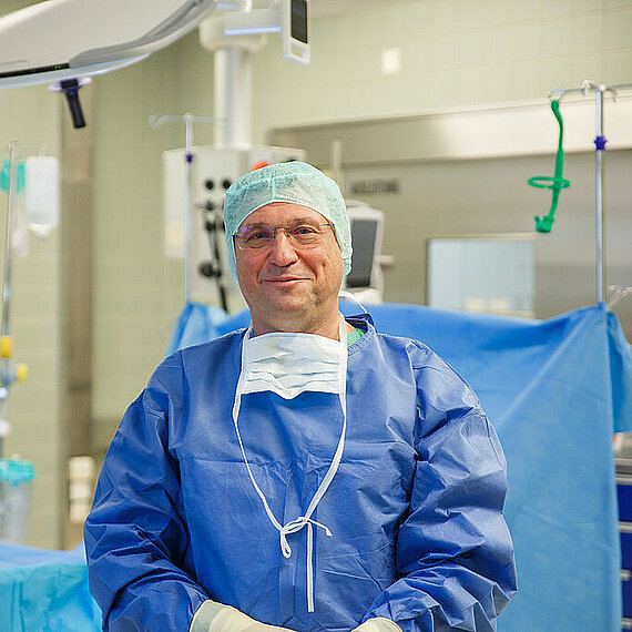 Chefarzt Valery Kravtsunov im OP Saal Chefarzt Valery Kravtsunov im OP Saal