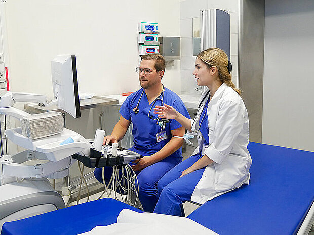 Zwei Ärzte besprechen einen Befund Zwei Ärzte besprechen einen Befund