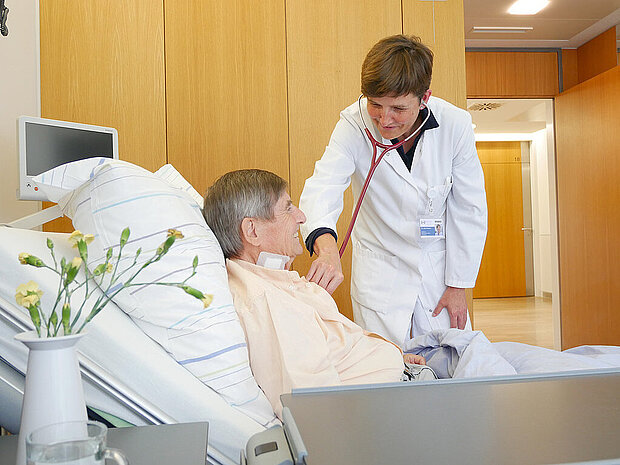 Frau Dr. Schumm hört das Herz eines Patienten ab Frau Dr. Schumm hört das Herz eines Patienten ab