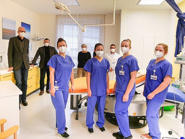 Die Hebammenstudentinnen mit ihren Praxisanleitungen und der Geschäftsführung Die Hebammenstudentinnen mit ihren Praxisanleitungen und der Geschäftsführung