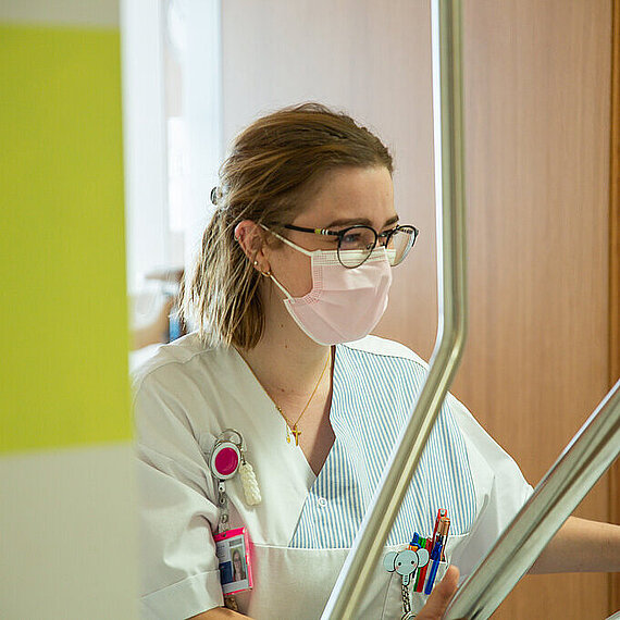 Pflegekraft mit Bett Pflegekraft mit Bett