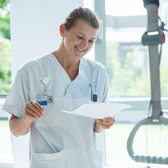 Pflegekraft am Patientenbett Pflegekraft am Patientenbett